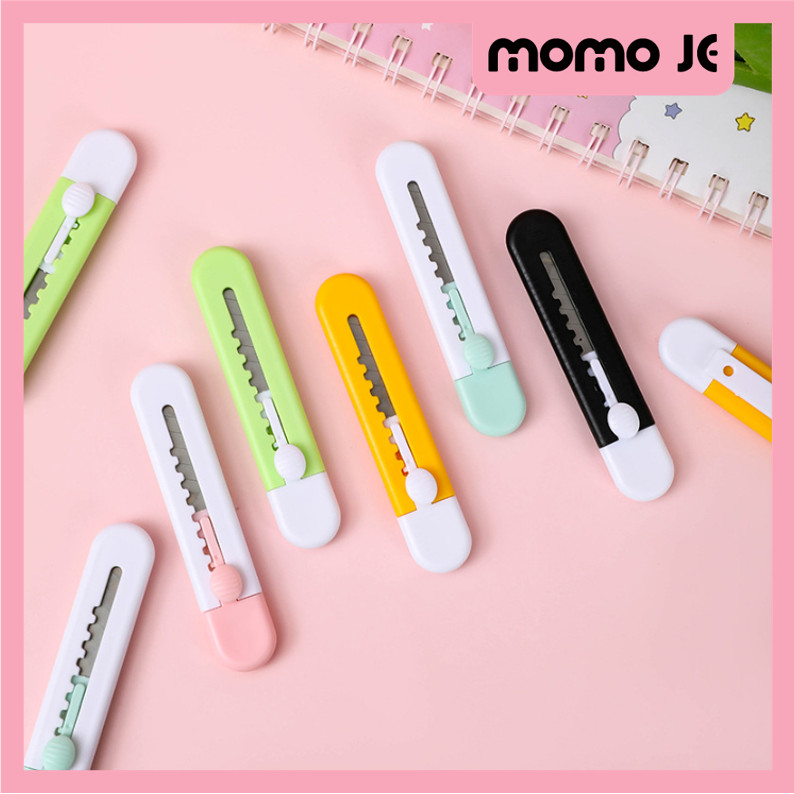 

MOMO JE 6234 Cutter Mini Motif Polos Mini Cute Cutter Pemotong Kertas Cutter Portable Ukuran Kecil Pisau Silet Ukir Kecil