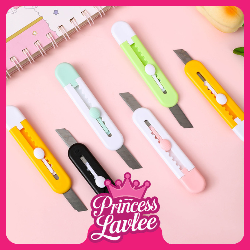 

PL 6234 Cutter Mini Motif Polos Pisau Silet Ukir Kecil Mini Cute Cutter Pemotong Kertas Cutter Portable Ukuran Kecil
