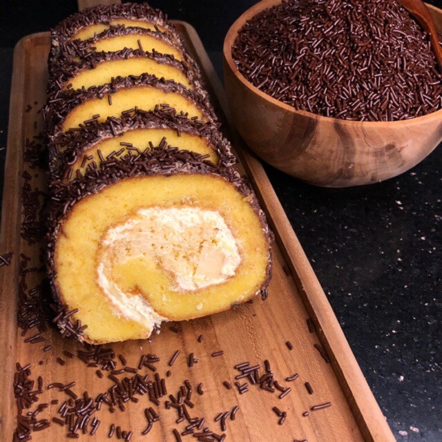 

Bolu Gulung Medan WhenCake Rasa Keju Topping Mesis (Panjang)