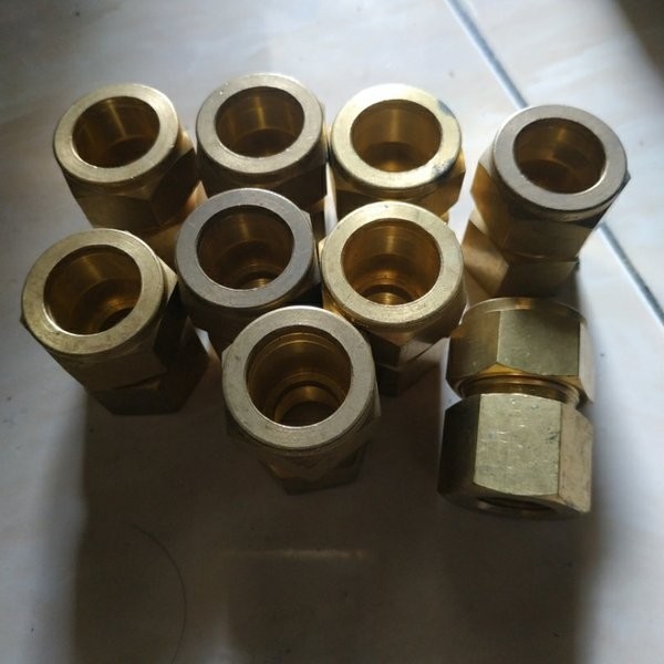 MALE conector drat dalam kuningan ukuran 1-2inch