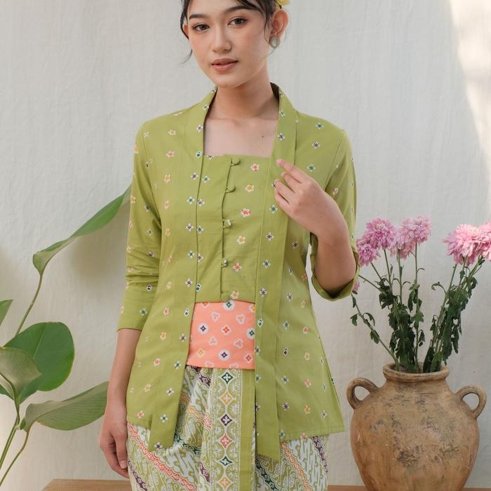 

Kebaya Kutubaru Etnik Jasmine Lengan 7/8 Meradelima Katun Hijau - XS