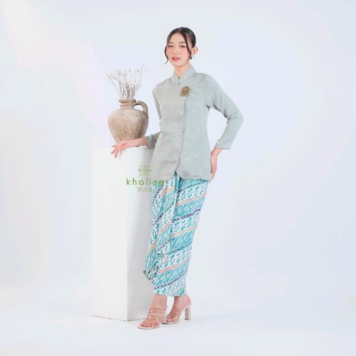 

Kebaya Janggan Modern Bahan Katun Silk by Khalisa Batik- Dasiyah/ Gadis Kretek Sage - S