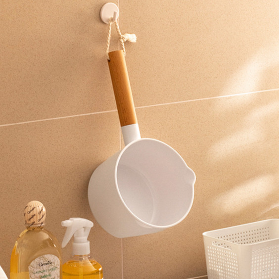 gayung air putih gagang Kayu/Home gayung mandi aesthetic/Gayung putih plastik/Gayung mandi aesthetic