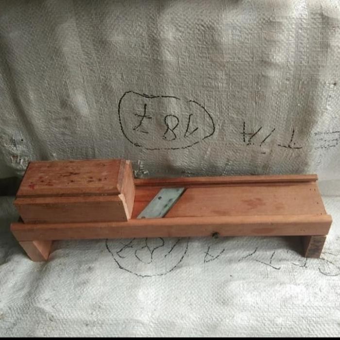 alat pemotong keripik singkong &ubi/parutan keripik manual