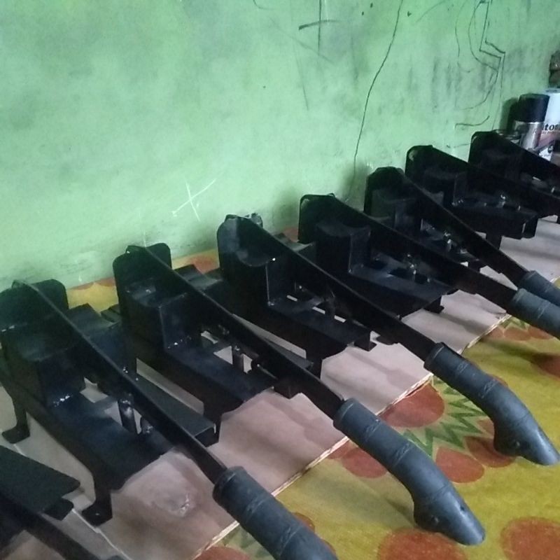 Alat pembuka dan pembelah buah pinang