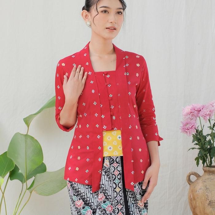 

Kebaya Kutubaru Etnik Jasmine Lengan 7/8 Meradelima Katun Merah - XS