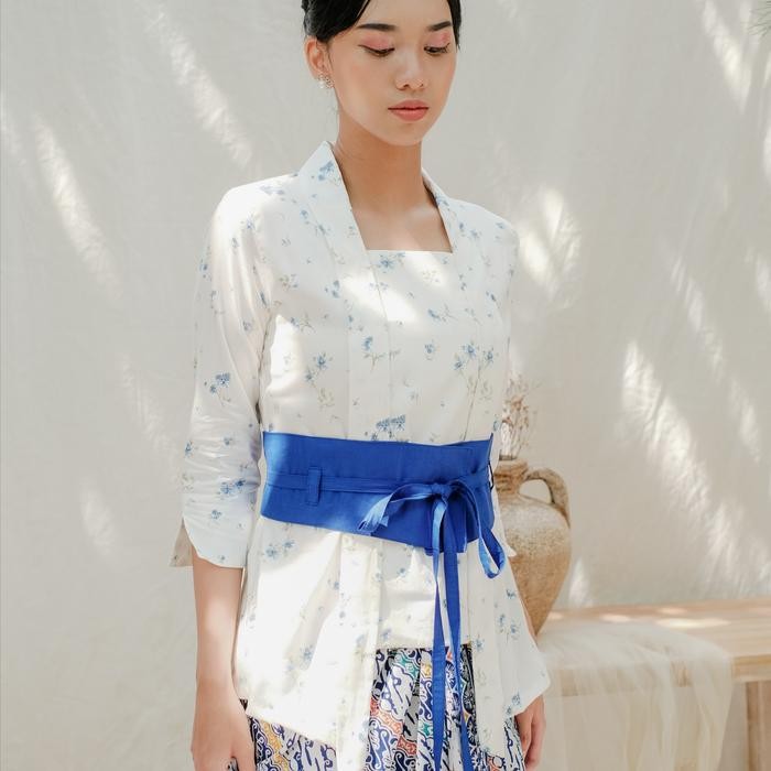 

Kebaya Kutubaru Clarris Lengan 7/8 Meradelima Katun Jepang Putih Biru - XS