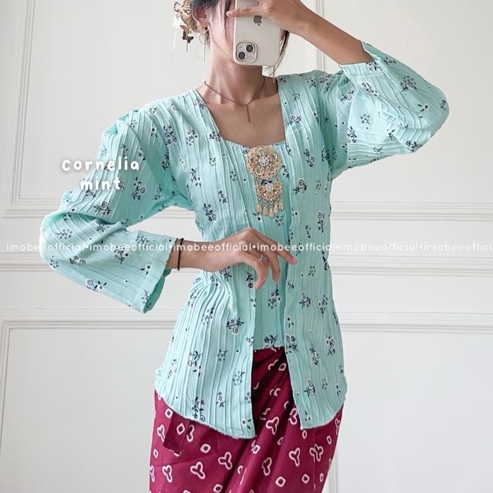 

[ PART 2 ] BLOOMERY KEBAYA KUTUBARU // KUTUBARU BUNGA FLOWERY SHABBY CRINKLE MOTIF - Cornelia Mint, S