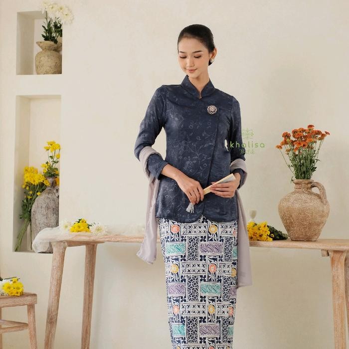 

Kebaya Janggan Modern Bahan Katun Silk by Khalisa Batik- Dasiyah/ Gadis Kretek Navy - navy, XS