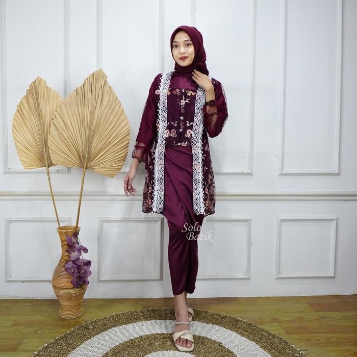

SOLO BATIK STORE - One Set Wanita Kekinian Kebaya Kutubaru Tulle Gardenia Kancing Depan Kebaya Wisuda Tunangan Lamaran Modern Velvet Halus Outer Kondangan Terbaru 2024 - Burgundi, Size M