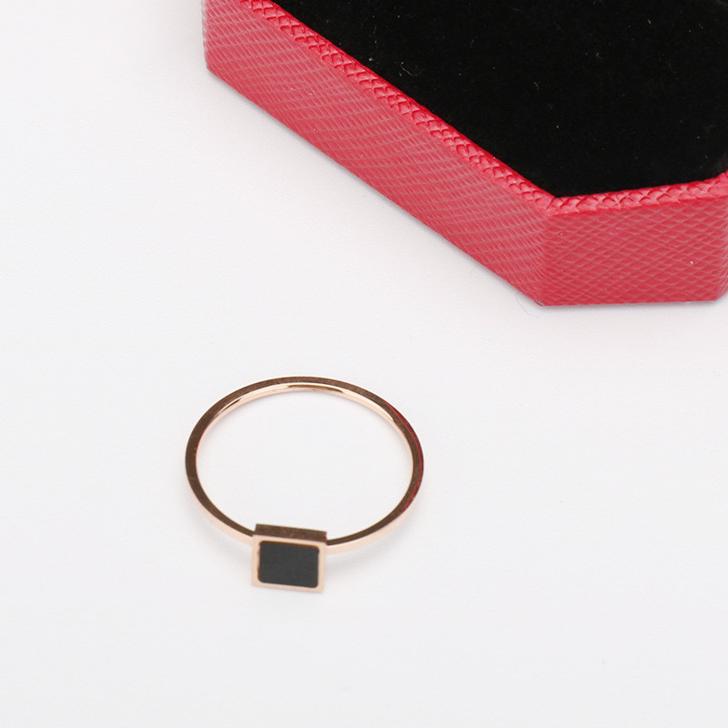 Cincin Persegi Titanium Geometris Klasik Emas Mawar Dengan Cangkang Hitam Anti Karat Cincin Jari Tel