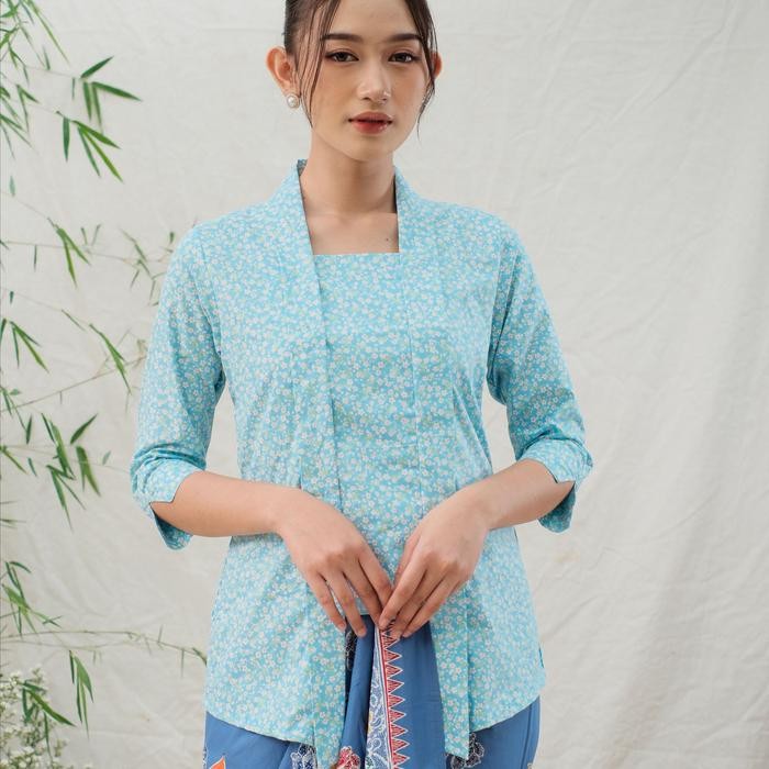 

Kebaya kutubaru kalina lengan 7/8 meradelima katun Jepang biru muda baby blue - XS