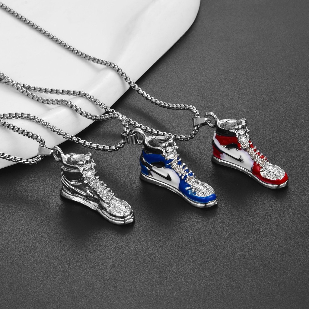 Kalung hip-hop pria niche Eropa dan Amerika sepatu basket liontin titanium steel tidak memudarkan bu