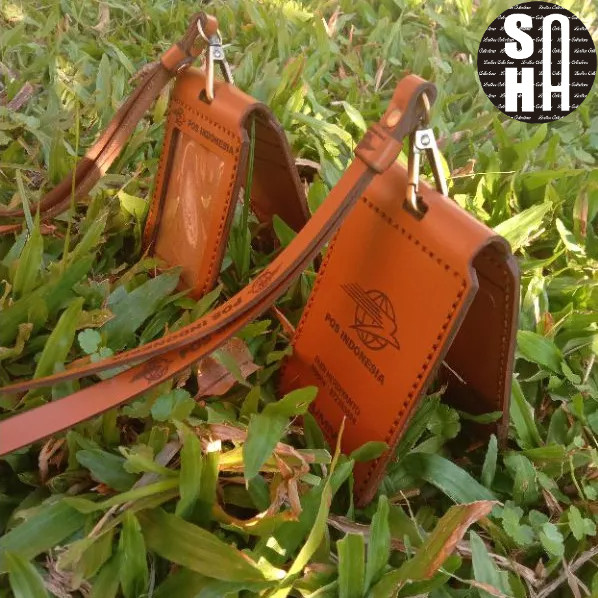 

GANTUNGAN NAMETAG KULIT ID CARD HOLDER KULIT MODEL FLIP DAN MENGGUNAKAN MAGNET