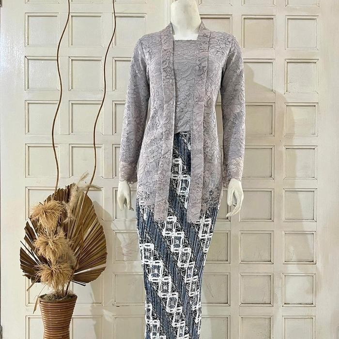 

ATASAN KEBAYA BROKAT KUTU BARU/KEBAYA SERAGAM PESTA/KEBAYA KONDANGAN/KEBAYA LAMARAN/KEBAYA KE KINIAN/KEBAYA KARTINI/KEBAYA MEWAH/KEBAYA MURAH/KEBAYA WISUDA/KEBAYA MODERN Panjang - silver, S