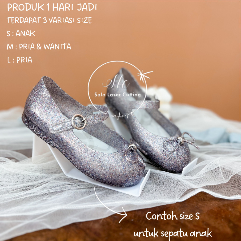 Stand Display Sepatu Bahan Akrilik / Dudukan Sepatu / Akrilik Stand Sepatu