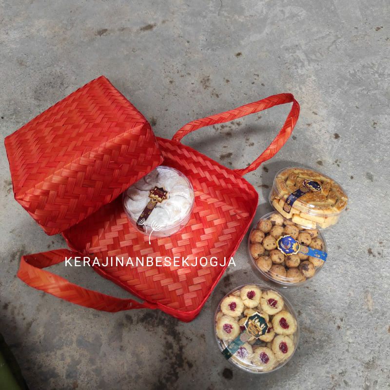 

GROSIR SEPASANG BESEK JINJING 30X30 WARNA besek bambu besek kotak tas kotak besek murah besek Jogja besekan