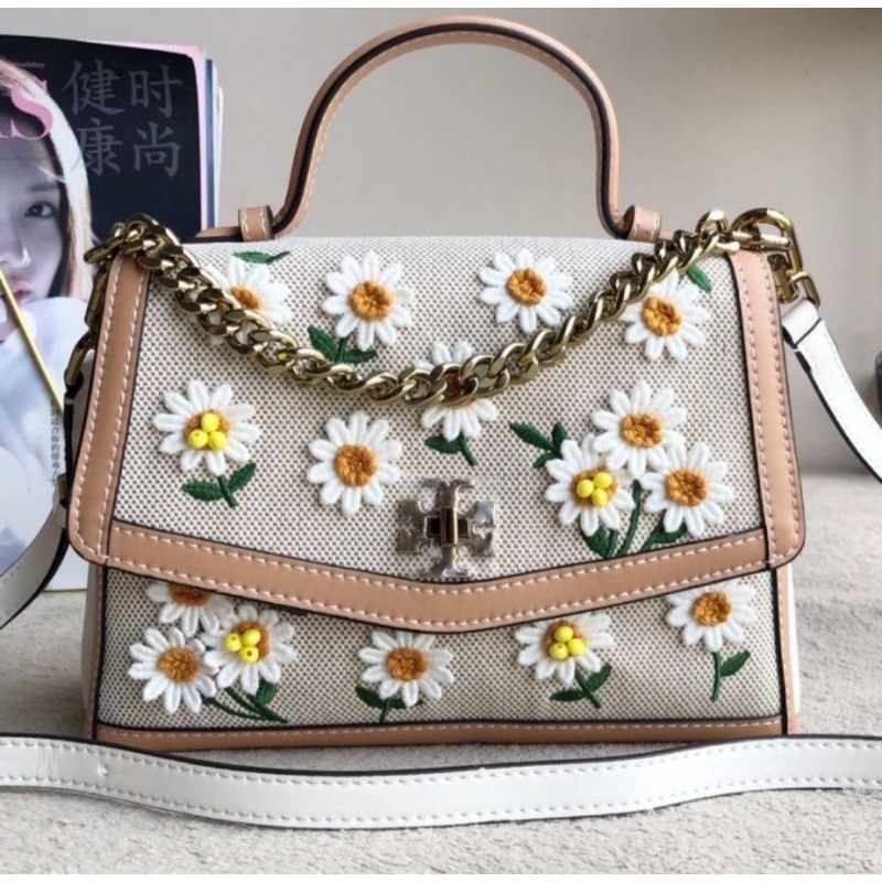Tory Burch Kira Canvas Applique Top HandleSatchel
(62162) Tas Vs