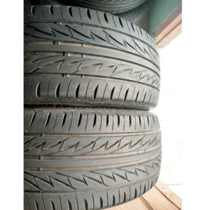 Ban Mobil Copotan Merek Bridgestone Ukuran 215 45 R17 Second Tubles