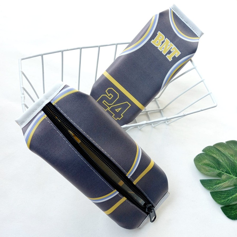 

Souvenir ultah Tepak Pensil Motif Baju Basket Kotak Pensil Persegi Lucu Unik