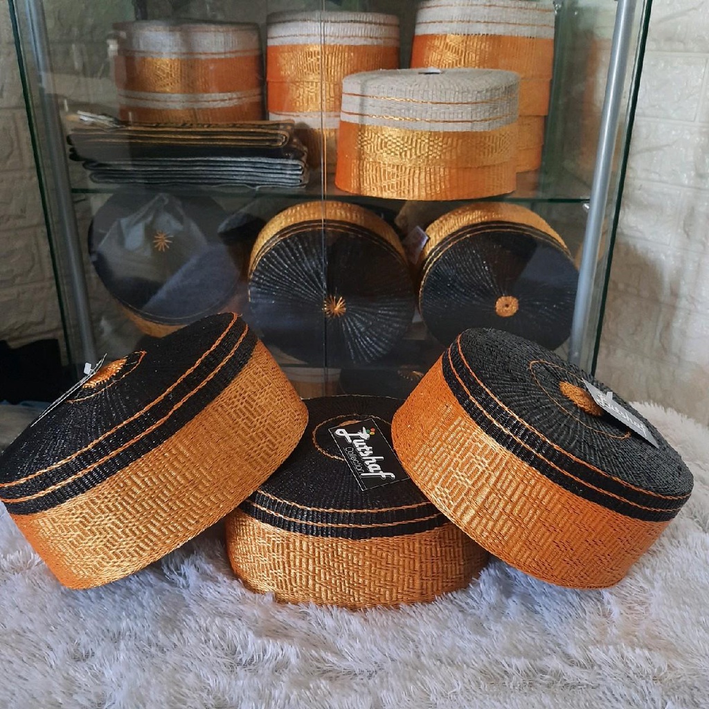 Songkok recca songkok bugis to bone peci berserat halus.