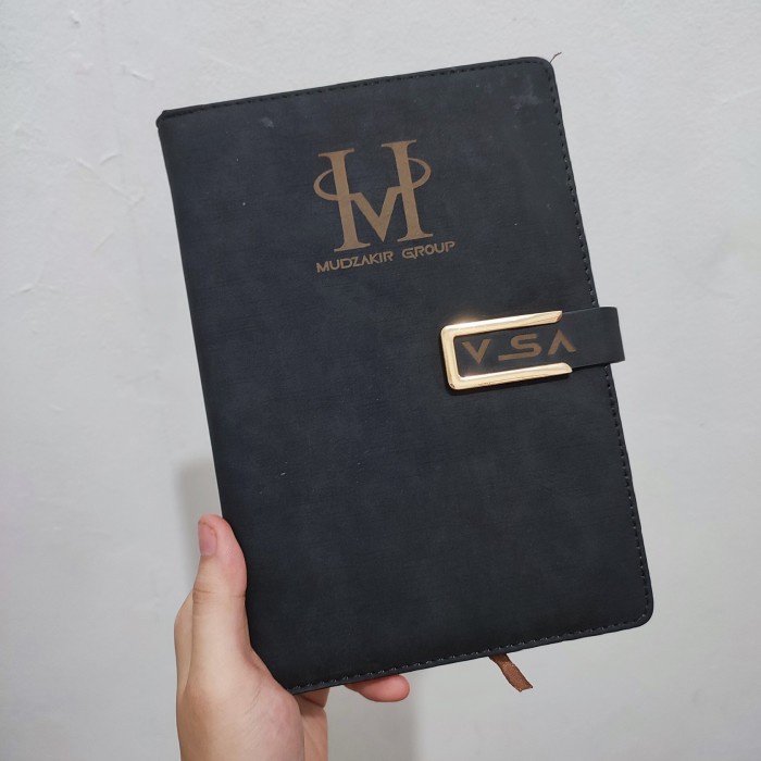 

Paket Kado Hampers Notebook Agenda Custom Nama dan Pena Custom - hitam 2
