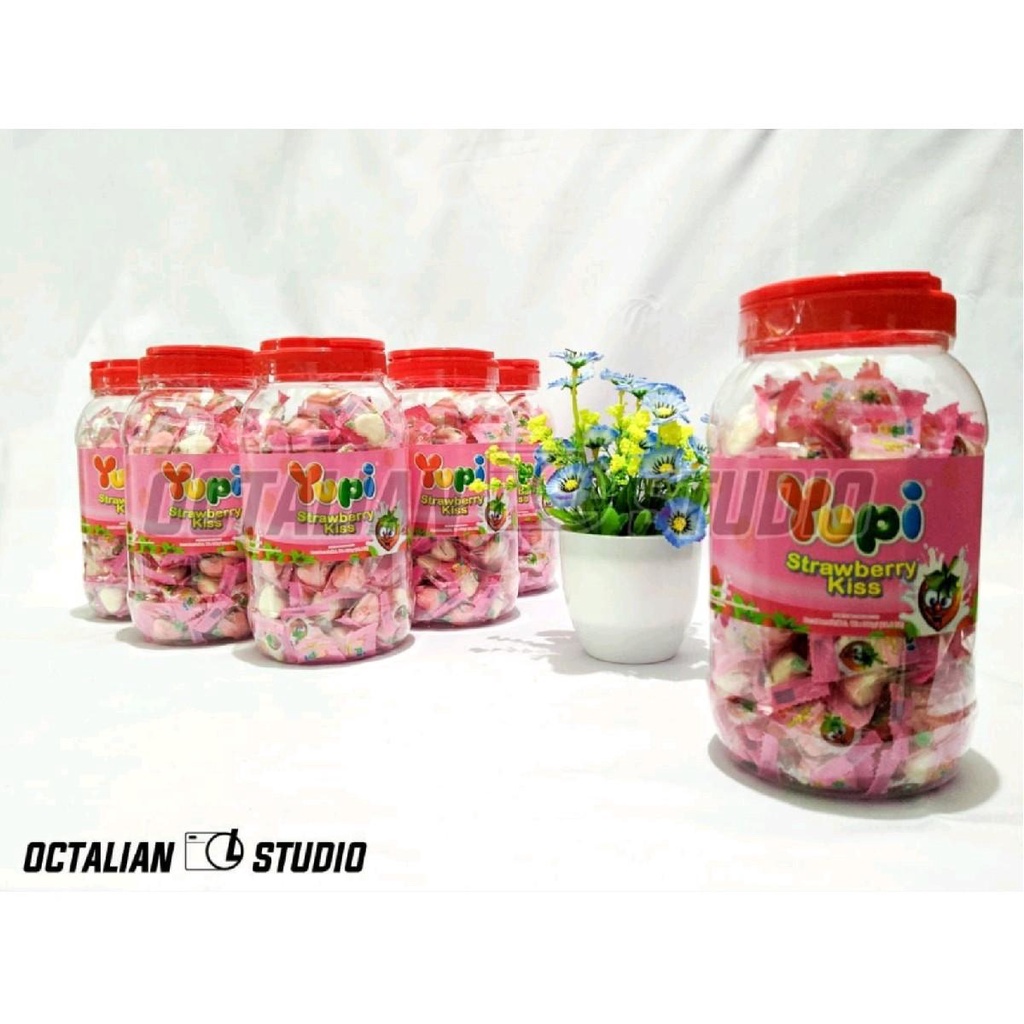 

Permen Yupi Love Strawberry Kiss Toples 300g