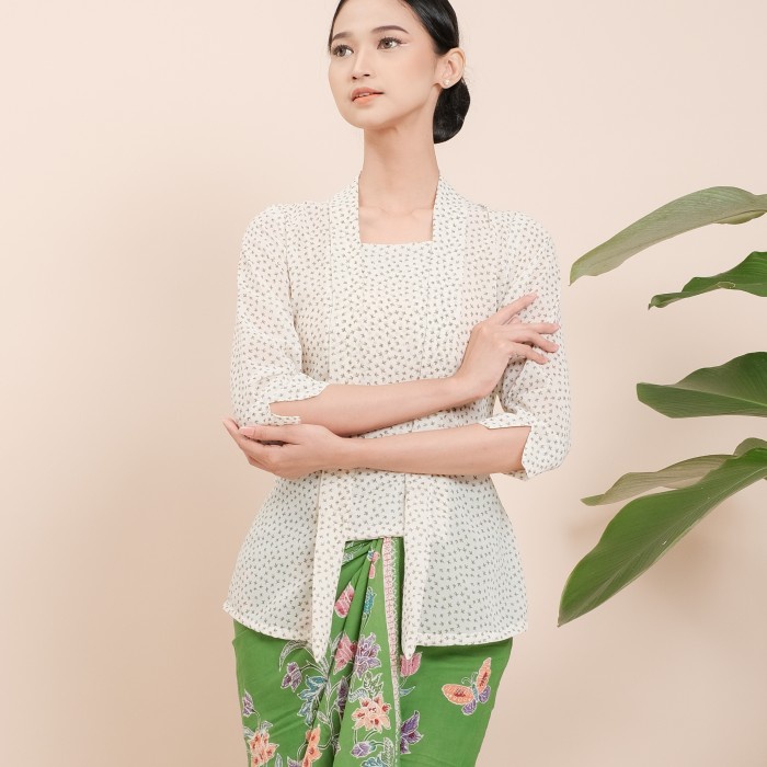 

New Kebaya Kutubaru Adelia Lengan 7/8 Meradelima Sifon Putih Hijau - XL