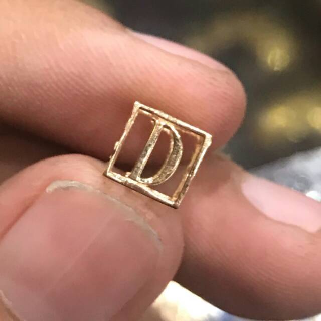 Liontin huruf anak dan dewasa emas asli kadar 700 750 putih kuning A B C D E F G H I J K L N O P Q R