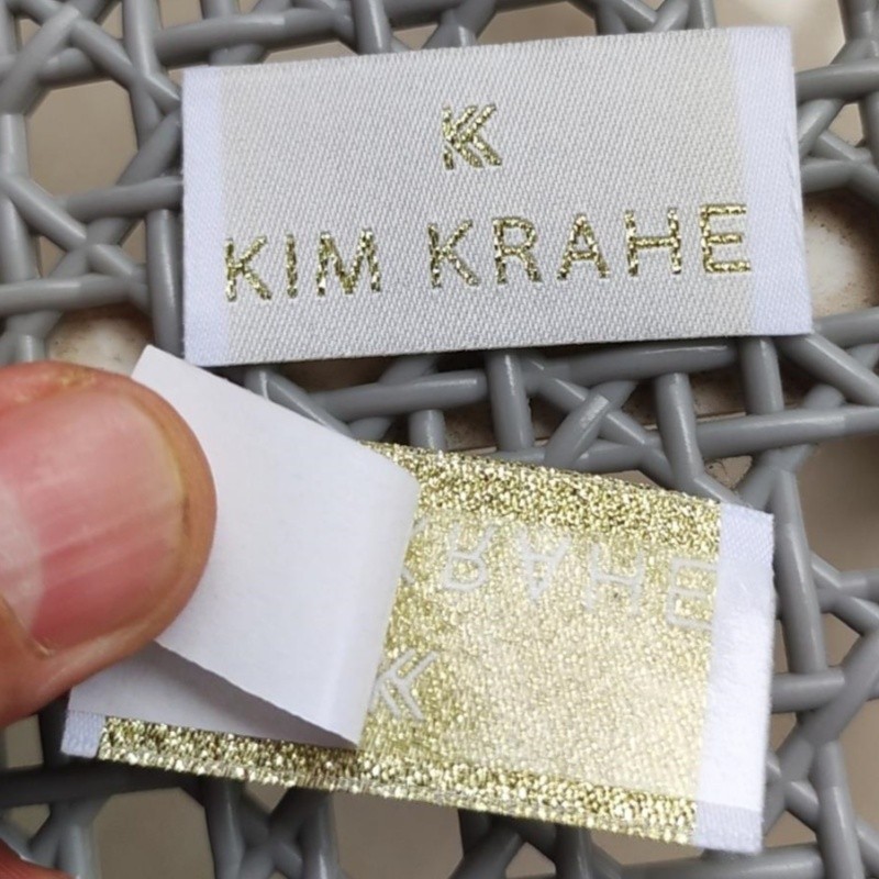 

500pcs Custom Golden Sticky Garment Labels 2.5 * 5 cm stick on Label for scarf/hat/shoe polyester Self adhesive Stickers