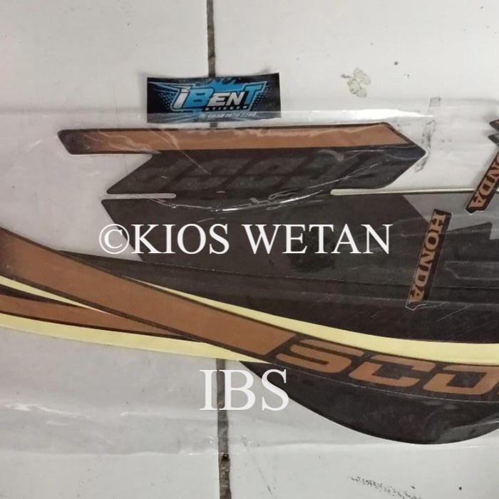 STRIPING STANDAR SCOOPY HITAM GOLD 2022 POLET stiker