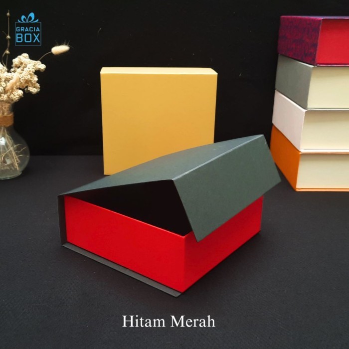 

PL HARDBOX - BOX HAMPER - KOTAK KADO - ukuran 22 cm x 22 cm x 8 cm - Hitam Merah