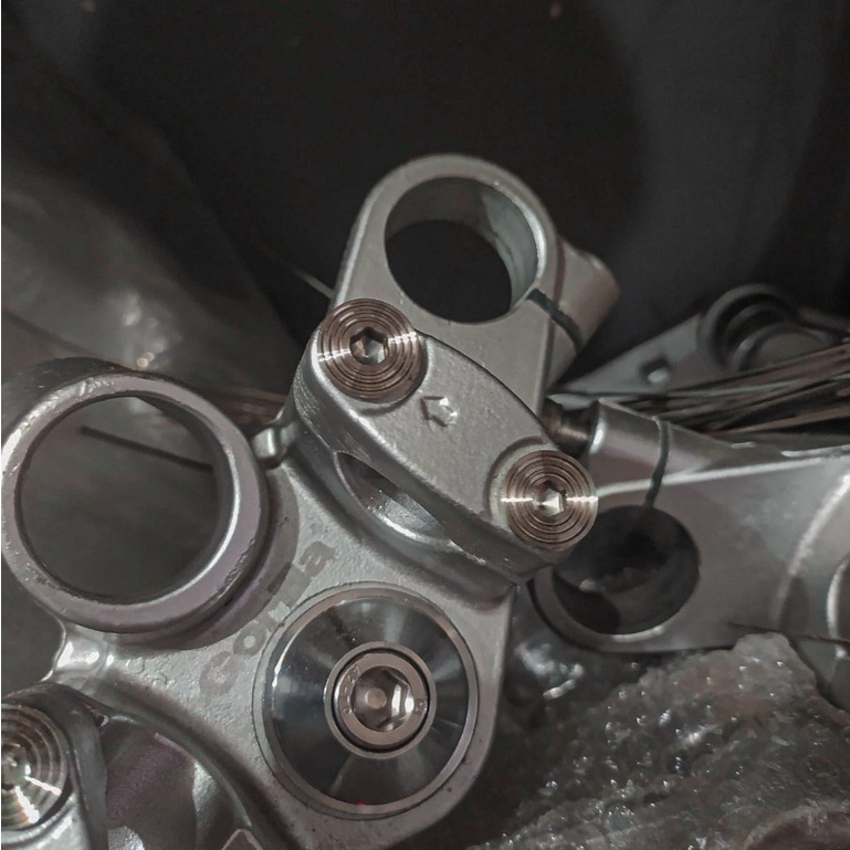 Baut L stainlise stainless m8/baut 12 raiser ninja S SS /cb150R/rxking/rxz/vixion/scorpio