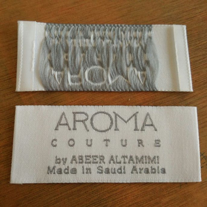 

500pcs Custom grey text Arabic woven label 3 * 7 cm Made in Saudi Arabia End fold clothing labels