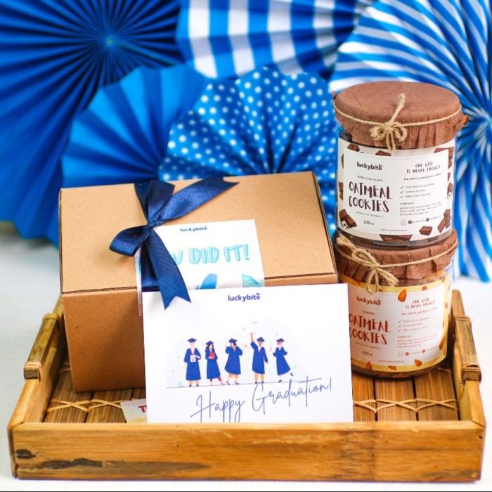 

Graduation Hampers / Hampers Wisuda - Cookies 2 Jar + Greeting Card