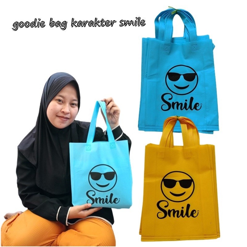 

Tas Belanja Spunbond Goodie Bag tas Tote Bag Praktis Size 25 x 35 x 8cm