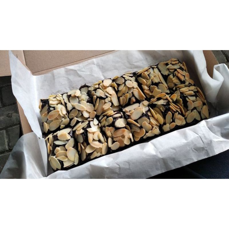 

Brokies- Brownies fudgy almond /Brownies Fudgy Premium "TOPING ALMOND" Panggang Enak Murah Nyoklat Shiny Crust