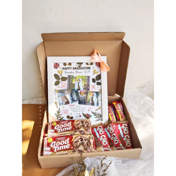 

Hampers Kado Wisuda Gift Box Snack Gift Box Lengkap Flower Frame Pressed Flower Kado Wisuda Kado Ulang Tahun Kado Snack Kado Coklat Kado Jajan