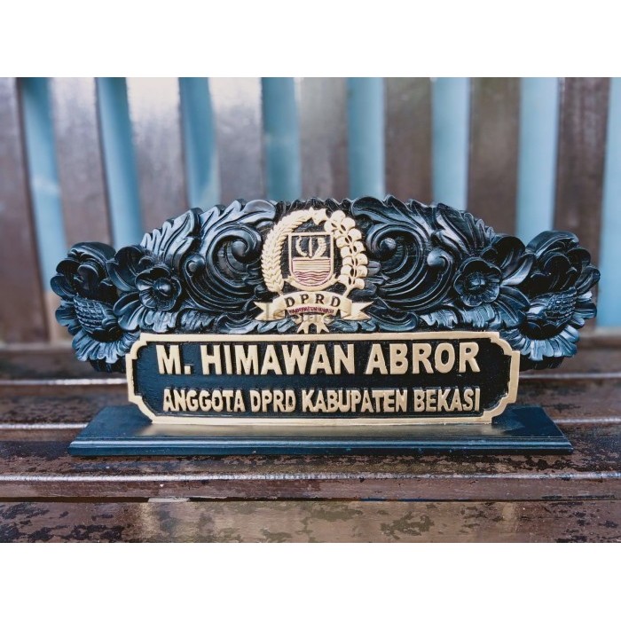 

PAPAN NAMA / PAPAN NAMA UKIR KAYU / PAPAN NAMA MEJA KERJA DPRD SU6884