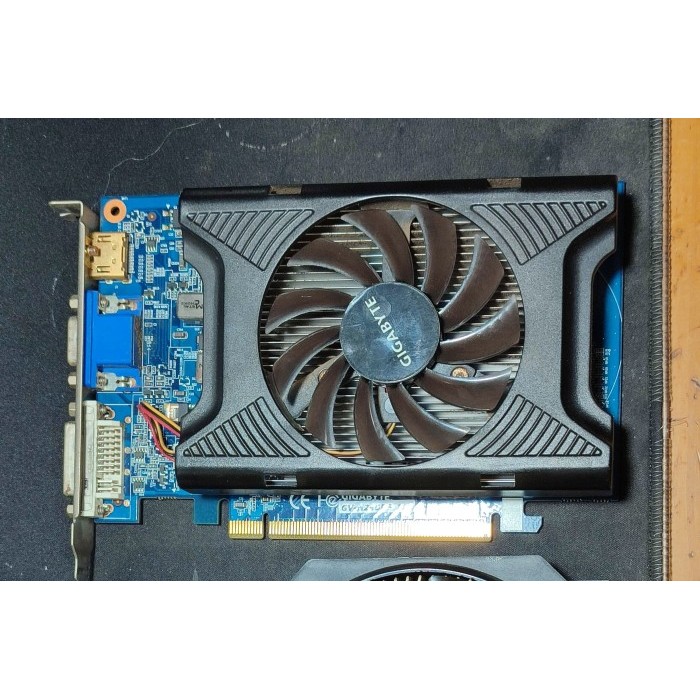 Gigabyte GEFORCE GT 240 1GB DDR3 dan Gigabyte Radeon R7 250 2gb DDR3 - GT 240