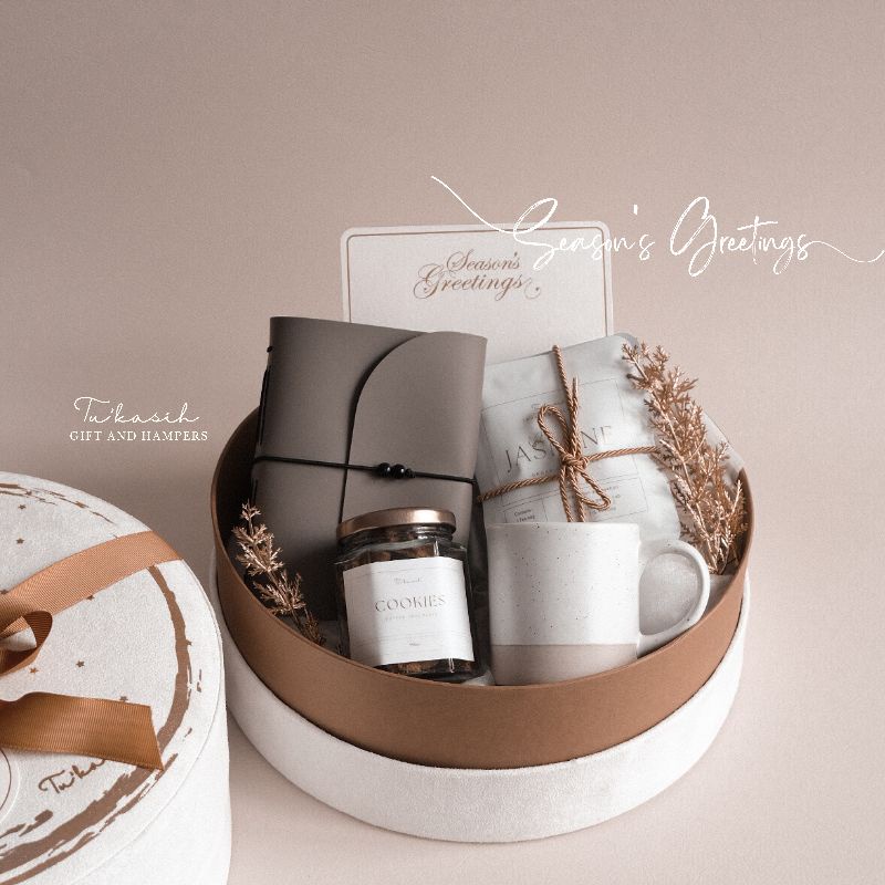 

LUNE Merry Christmas Hampers. Gift and Hampers New Year Holiday Season Greetings