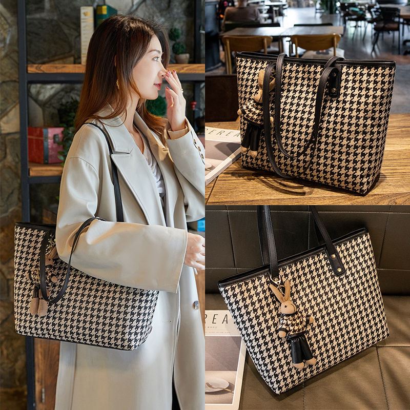 Large capacity bag for women