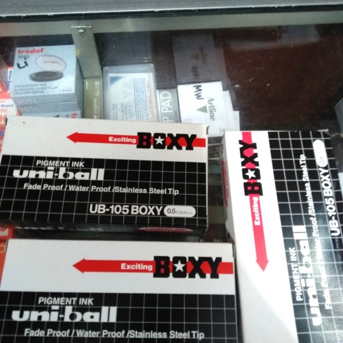

uniball boxy 0,5 ball hitam dan biru