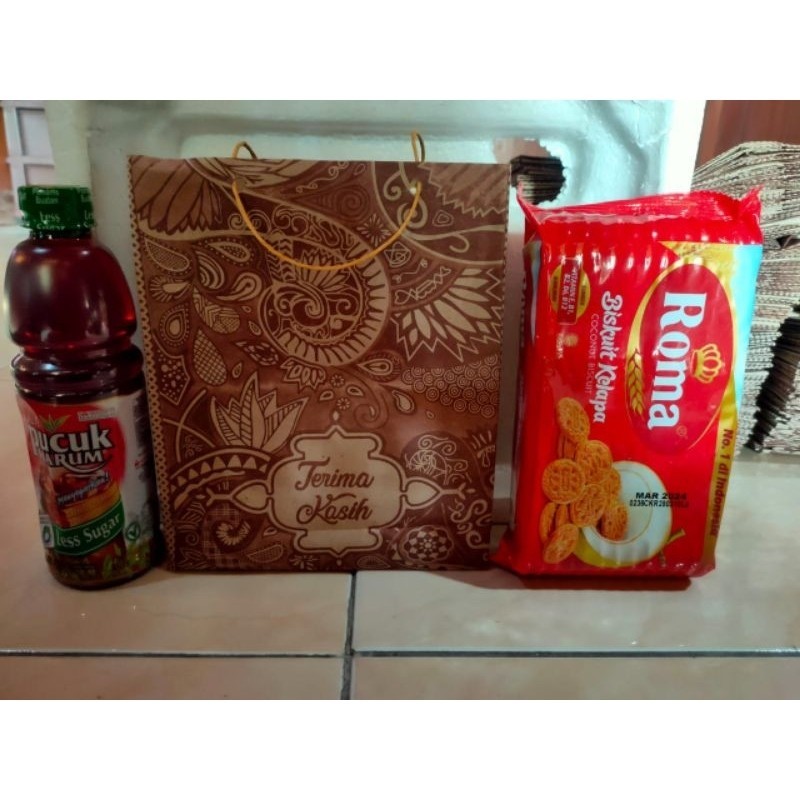 

BARU !!! 10 PCS TAS KERTAS / TAS SOUVENIR / PAPERBAG MOTIF BATIK UKURAN 21 × 17 × 5 JAWI