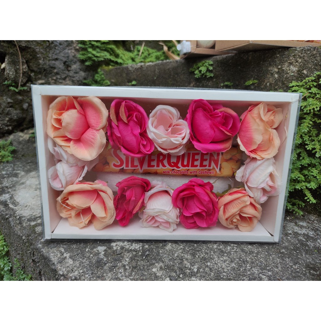 

HAMPERS BOX SILVERQUEEN FULL BUNGA ARTIFICIAL VALENTINE DAY - ISI COKLAT 58GR DAN BUNGA ARTIFICIAL PREMIUMHADIAH UNTUK PACAR/PASANGAN