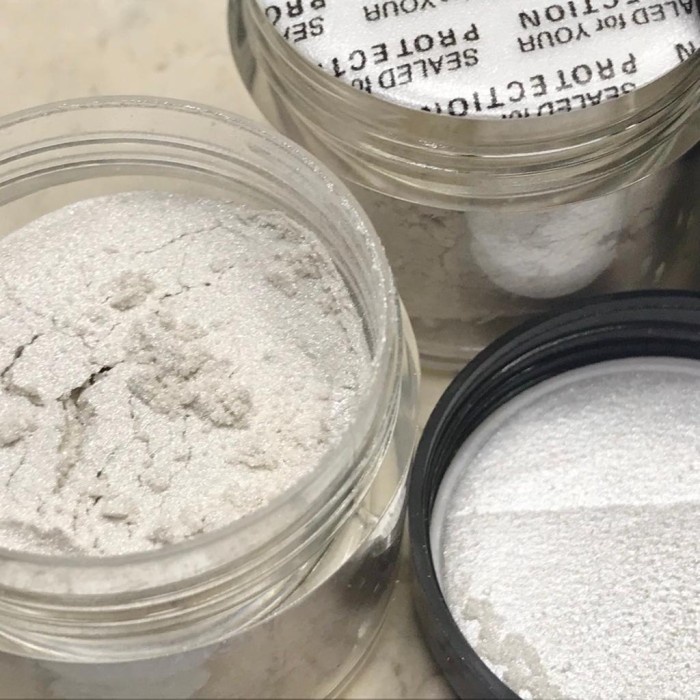 

Promo Bisa COD SPARKLY WHITE EDIBLE GLITTER LUSTER DUST - GLITTER DAPAT DIMAKAN 5 GR - RUTILE SILVER