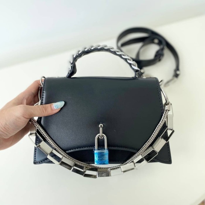 CK Padlock Trapeze Bag - Hitam