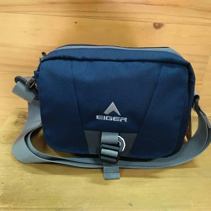 Tas Selempang Eiger 7397 Ascent - Hitam, Material Polyester 300D dan 600D