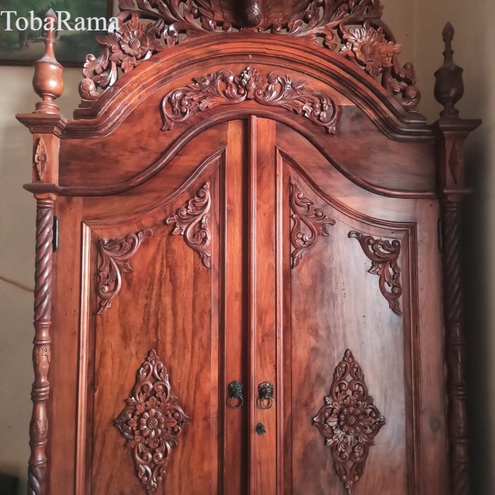 

Lemari Jati Ukir Jepara antik