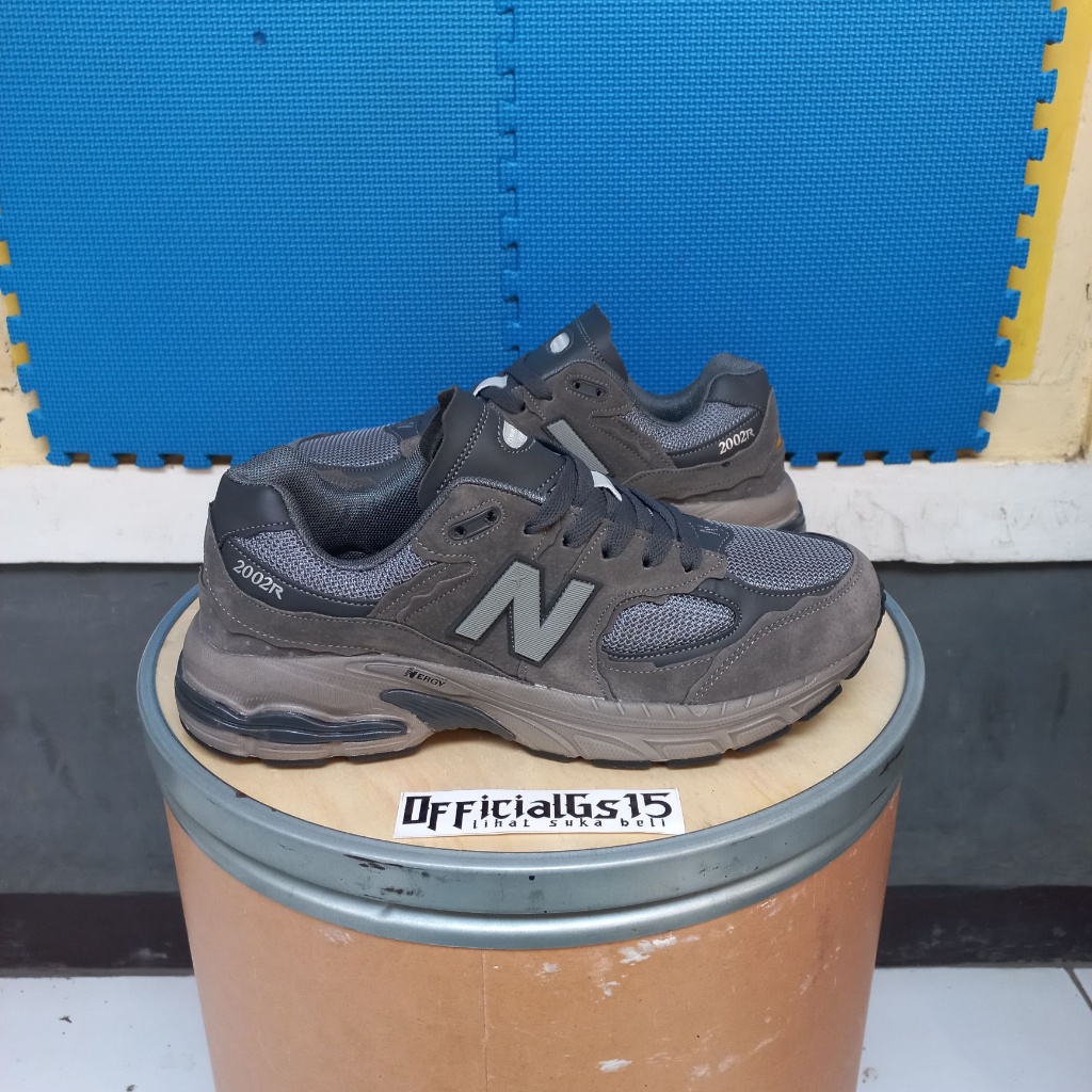 Sepatu Sneakers Sport Pria NB 2002R Premium